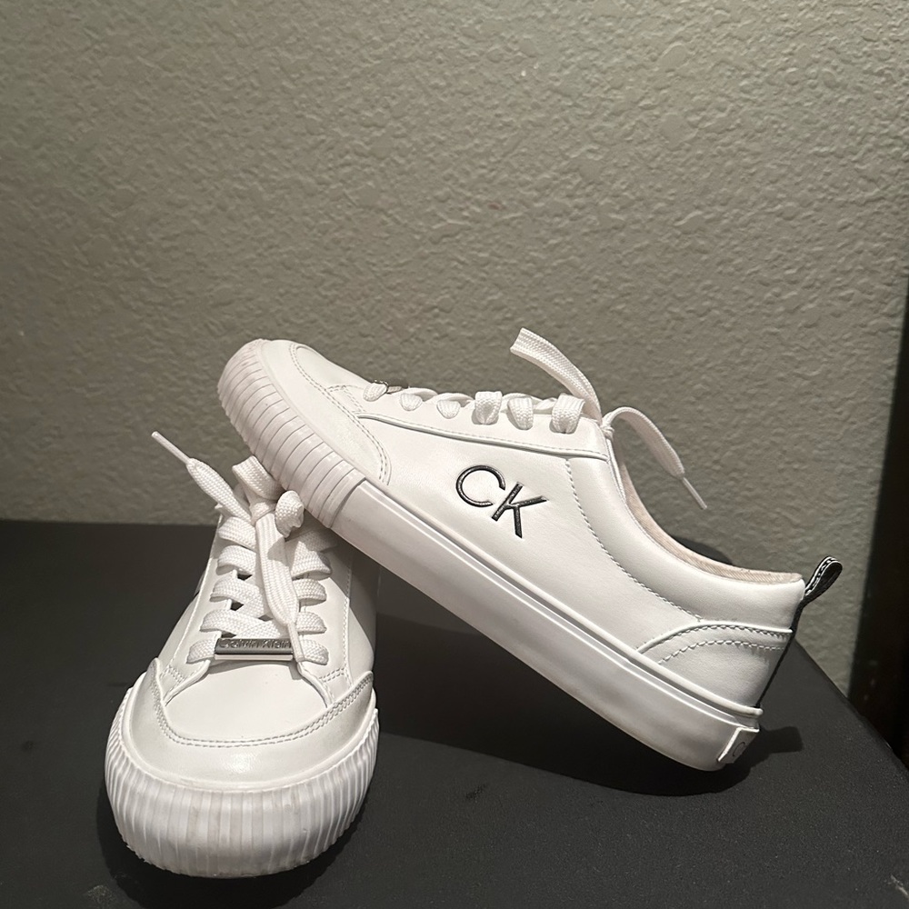 Calvin Klein Women's Lariss Sneaker 8.5
